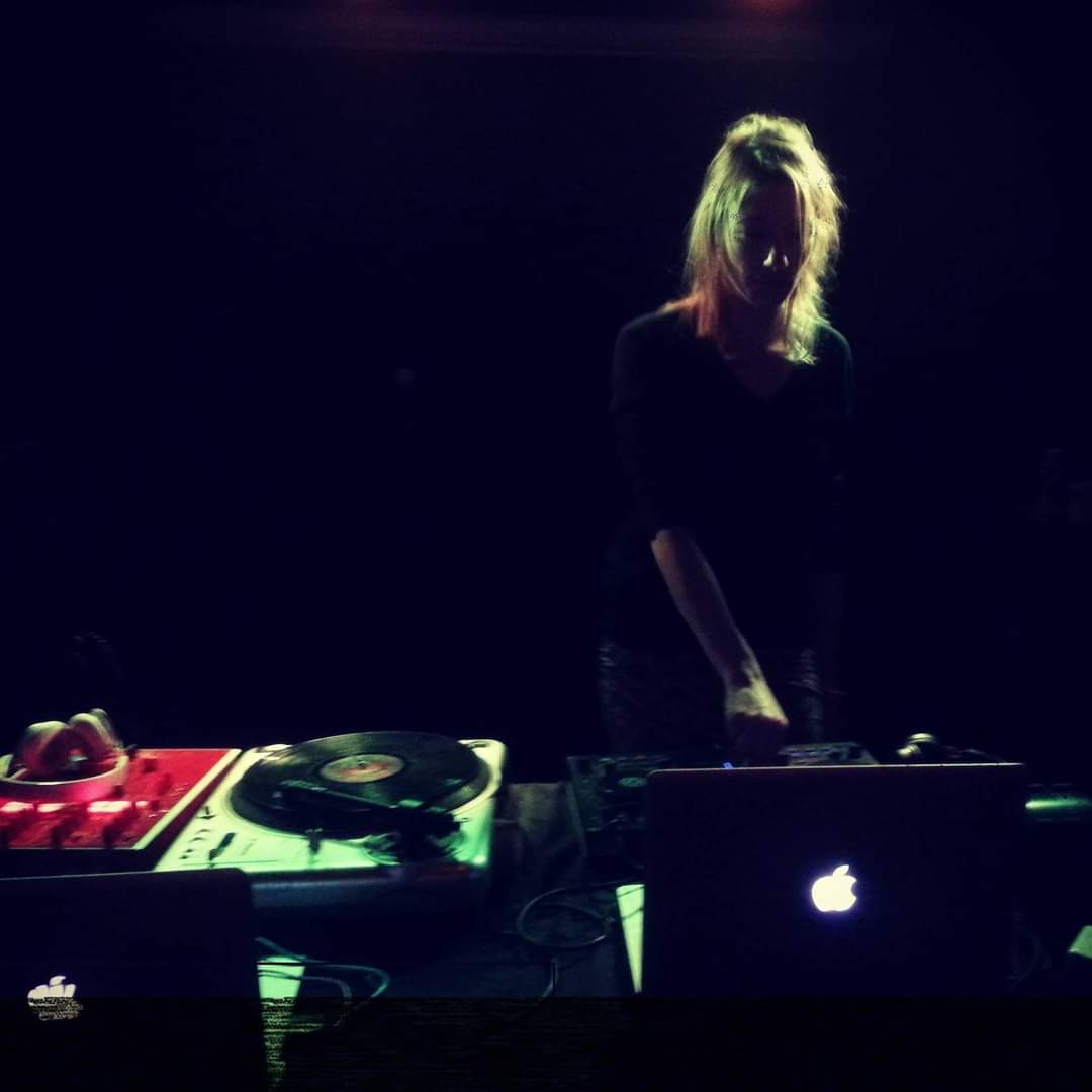 kekett blanchett dj en action sur fond noir