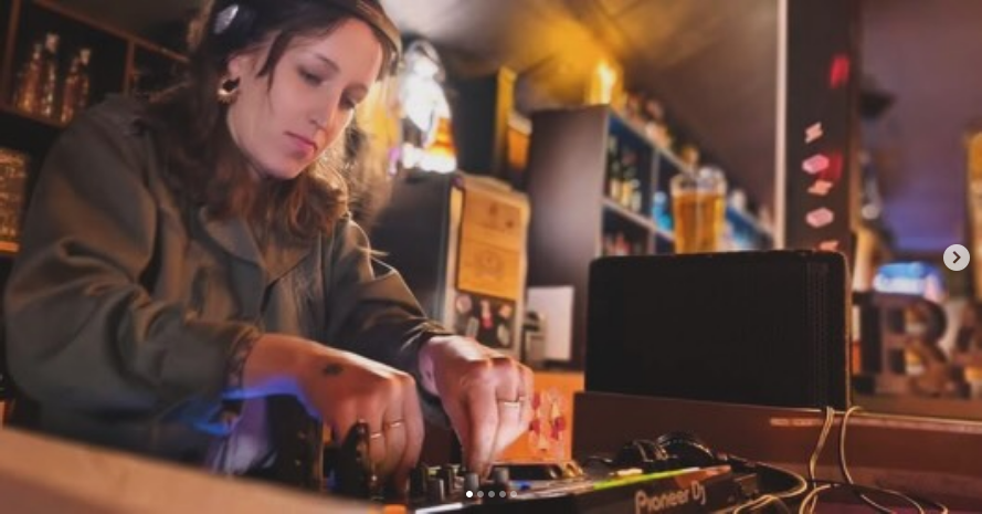 la dj Turbulences en plein mix
